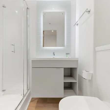 Brand New Student Only In Apartamento *